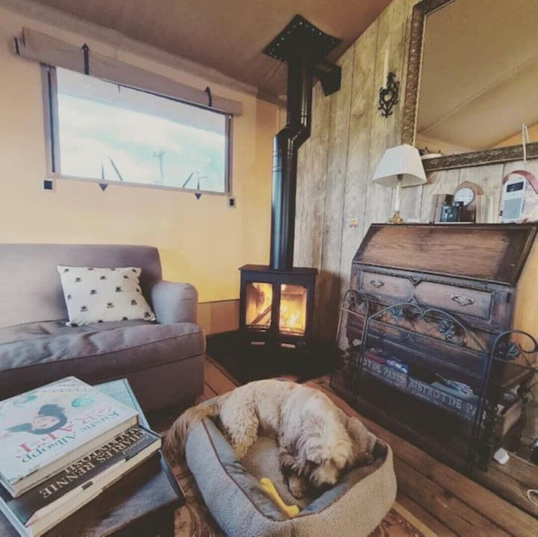 Baby-foot, table de tennis de table, livres, chaîne hi-fi