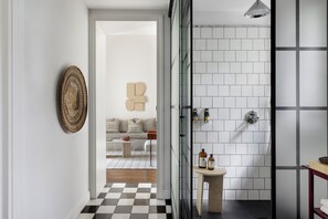 BAUHAUS ONE BEDROOM SUITE | 浴室 | 淋浴設備、水療按摩蓮蓬頭、免費盥洗用品、吹風機