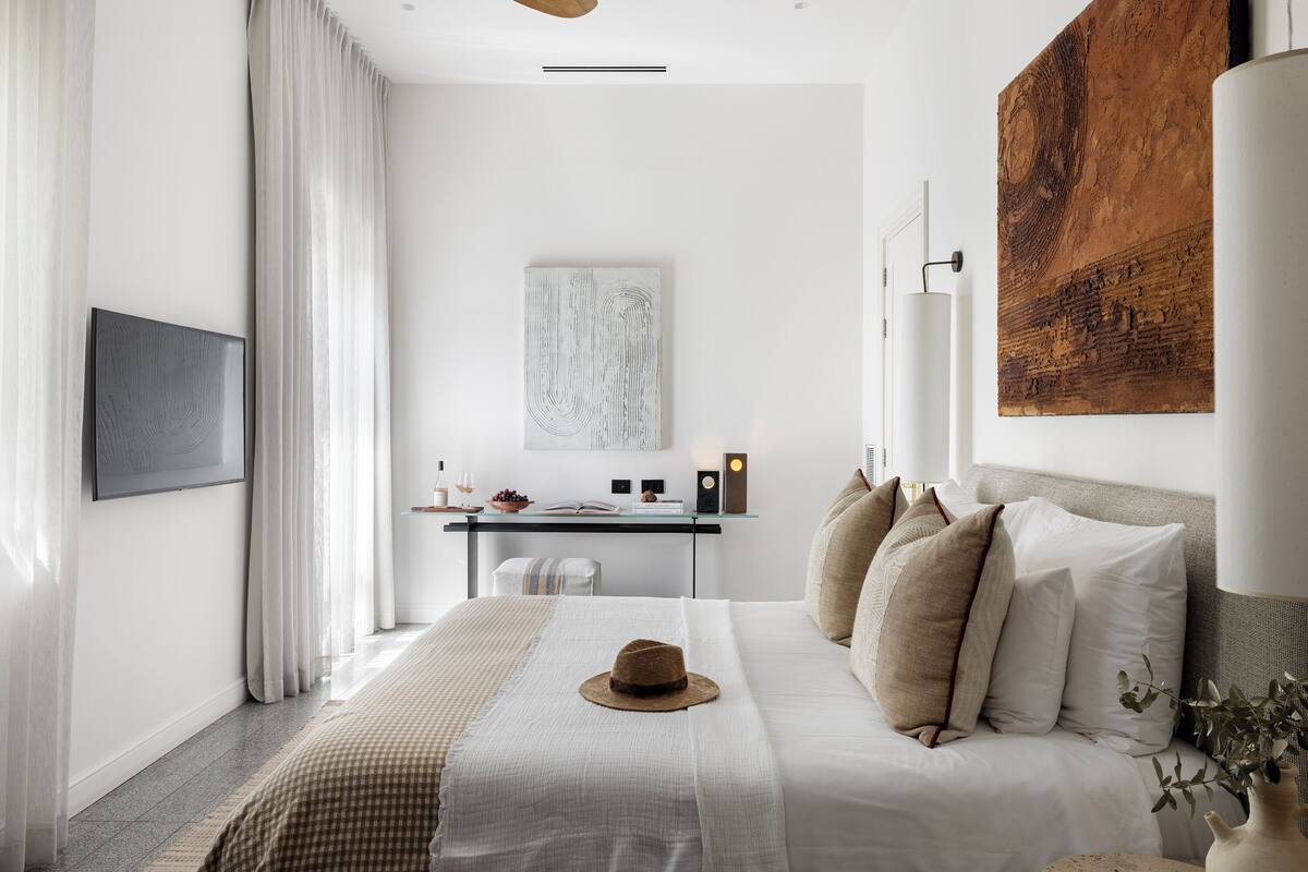 BAUHAUS STUDIO SUITE | Egyptian cotton sheets, premium bedding, minibar, desk