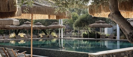 Piscine extérieure, parasols de plage, chaises longues