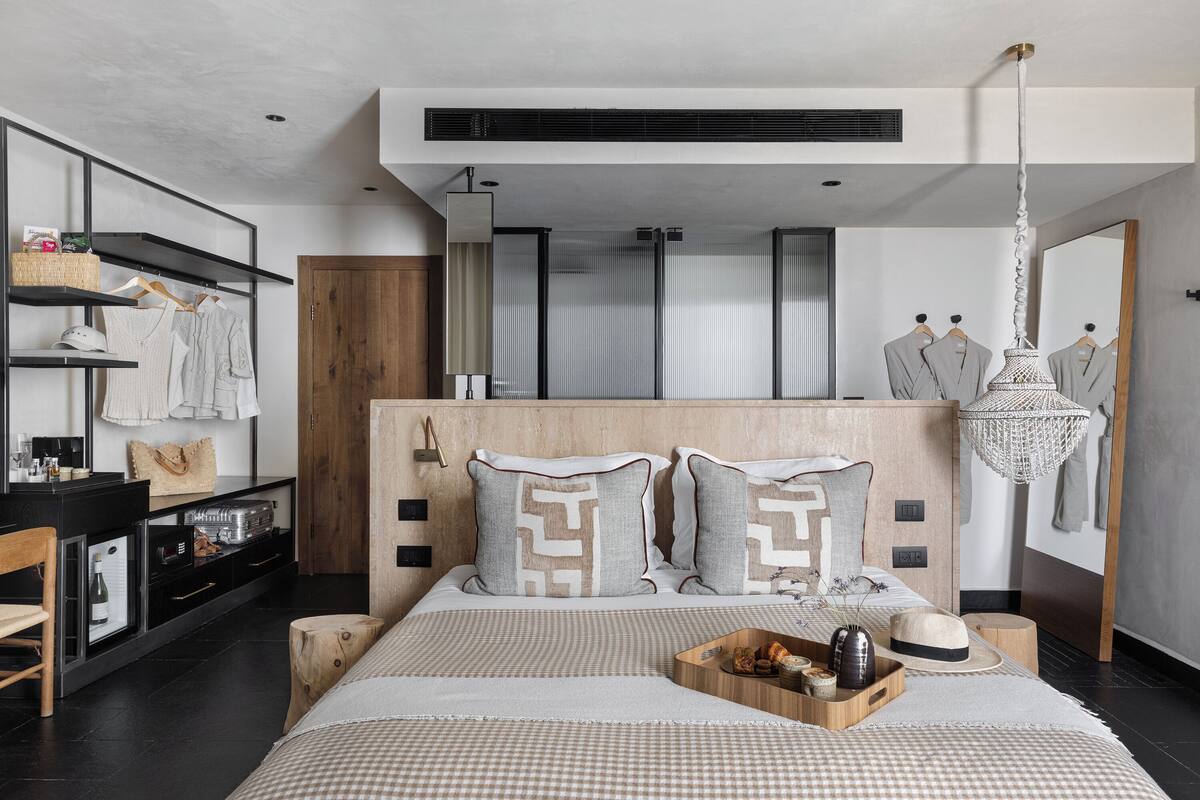 Egyptian cotton sheets, premium bedding, minibar, desk