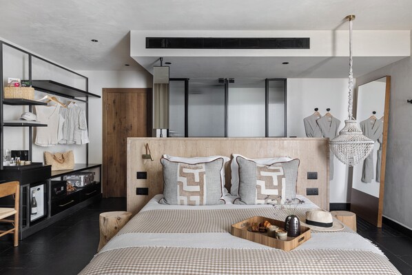 Une chambre moderne avec un lit, des tables de chevet, une armoire et un luminaire suspendu.