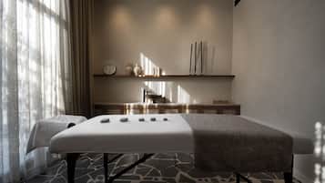 Salas de tratamiento para parejas, sauna y tina de hidromasaje