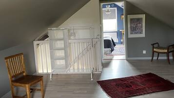 3 bedrooms, premium bedding, iron/ironing board, WiFi (free)