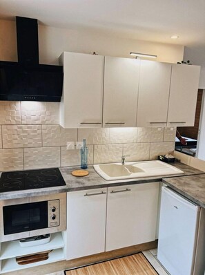 Fridge, microwave, oven, stovetop - . Quiet cottages (Prat-Bonrepaux)
