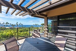 Outdoor dining - Charming Oceanview Oasis: Wailea Elua 802 Surrounded by Lush Tropical Grounds (Wailea, Maui)