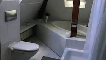 Haartrockner, Handtücher, Seife, Shampoo