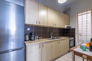 Fridge, oven, stovetop, coffee grinder