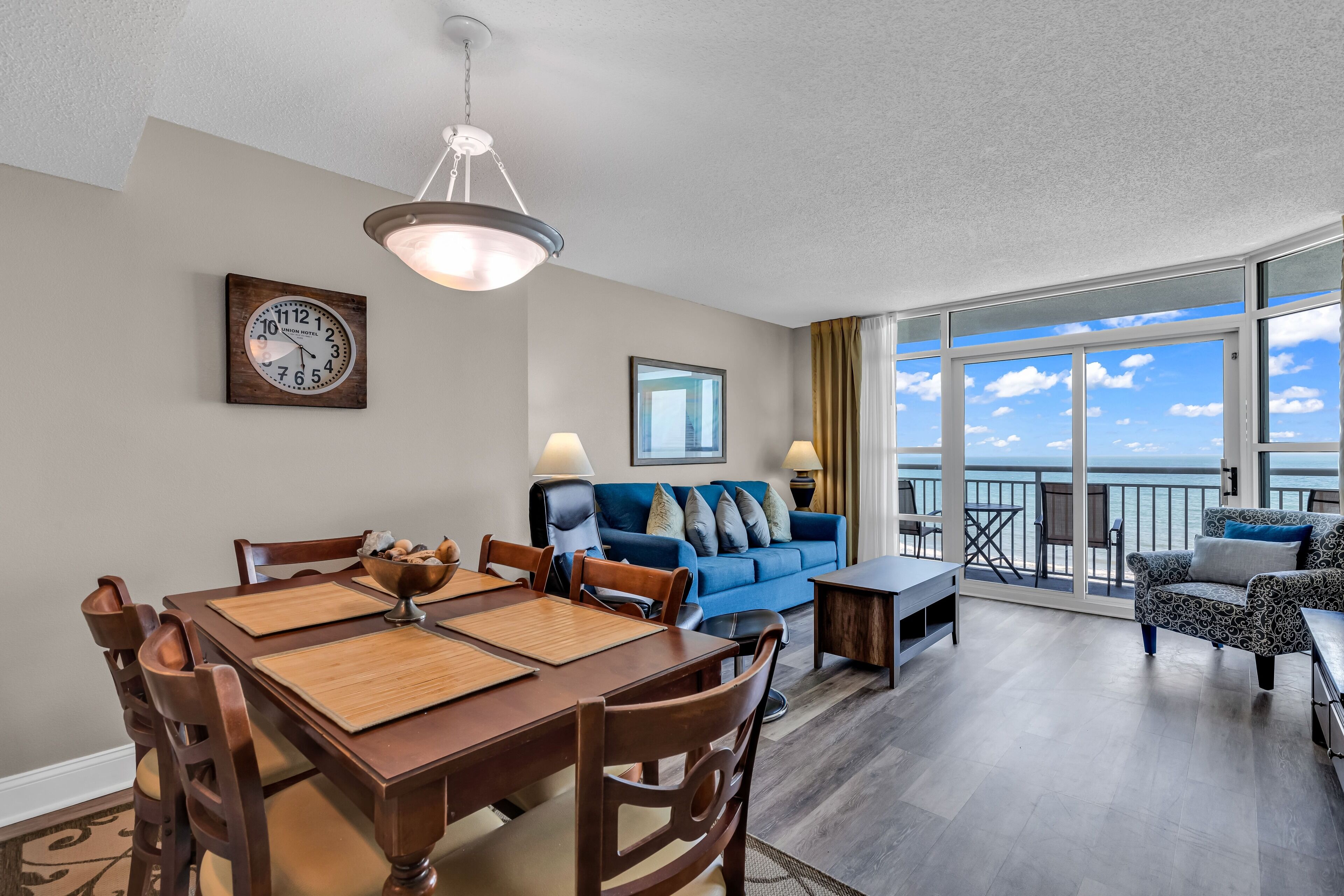 Standard Condo, 2 Bedrooms, Balcony, Ocean View | In-room dining
