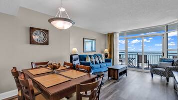 Standard Condo, 2 Bedrooms, Balcony, Ocean View | In-room dining