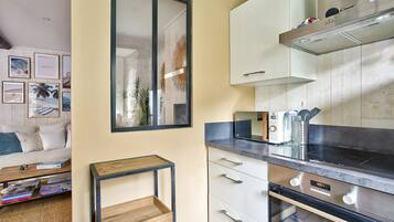 Een koelkast, een microgolfoven, een oven, een vaatwasser