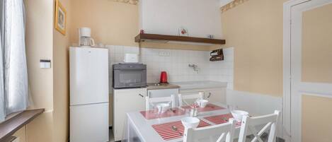 Réfrigérateur, micro-ondes, four, cafetière/bouilloire