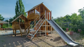Children’s play area – outdoor