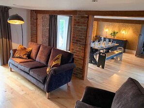 Smart TV, fireplace, books - Manor Barn - Large Barn Conversion With Hot Tub . (Lund)