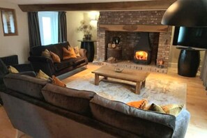 Smart TV, fireplace, books - Manor Barn - Large Barn Conversion With Hot Tub . (Lund)