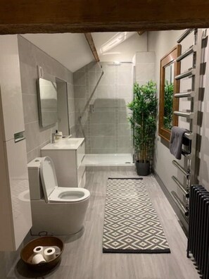 Shower, hair dryer, towels, soap - Manor Barn - Large Barn Conversion With Hot Tub . (Lund)