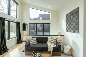 Smart TV - Modern Carriage House in the Hills of Saugatuck (Saugatuck)