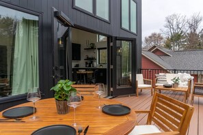 Outdoor dining - Modern Carriage House in the Hills of Saugatuck (Saugatuck)