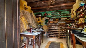 Un intérieur rustique, avec des meubles en bois, un meuble à vin et des étagères remplies de divers objets.