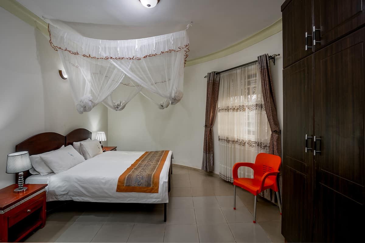 Executive Cottage | 1 bedroom, individually decorated, individually furnished, desk