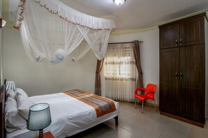 Executive Cottage | Living area - THE CRESTED CRANE BWINDI HOTEL (Kyesero)