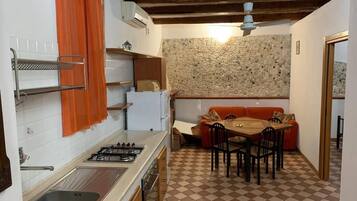 Réfrigérateur, four, plaque de cuisson, cafetiÚre/bouilloire