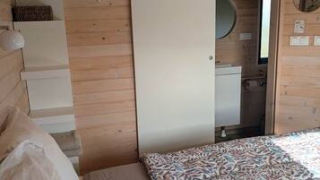 4 bedrooms, iron/ironing board, travel crib, free WiFi