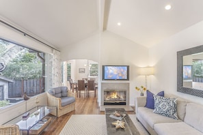 Smart TV, chimenea, mesa de ping pong, libros
