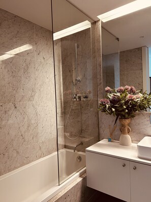 Dusche, Haartrockner, Bidet, Handtücher