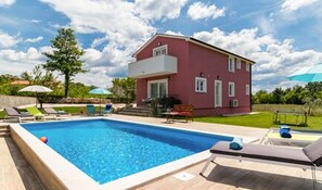 Seasonal outdoor pool, a heated pool - Pool Villa May (Tinjan)