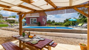 Outdoor dining - Pool Villa May (Tinjan)