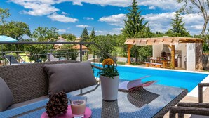 Seasonal outdoor pool, a heated pool - Pool Villa May (Tinjan)