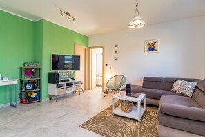 Villa familiar, varias camas (Pool Villa May) | Zona de estar | Una Smart TV
