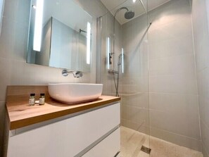 Shower, hair dryer, towels - Cannes: Marceau  apartment in the city center with parking and balcony (Cannes)