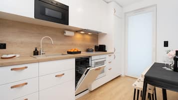 Microwave, dishwasher, coffee/tea maker, electric kettle