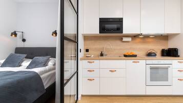 Microwave, dishwasher, coffee/tea maker, electric kettle