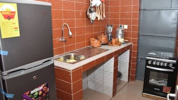 Fridge, oven, blender, cookware/dishes/utensils