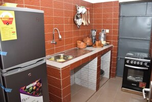 雪櫃、焗爐、攪拌機、廚房用具/餐具/器皿