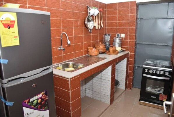 Kühlschrank, Ofen, Mixer, Kochgeschirr/Geschirr/Besteck