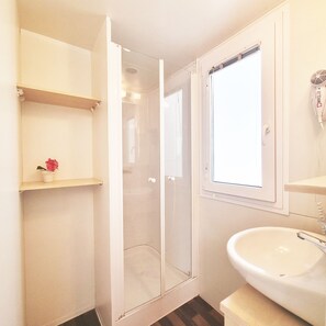 Shower, hair dryer, towels - Nomad Infinity: Cozy and familiar bungalow (L'Escala)