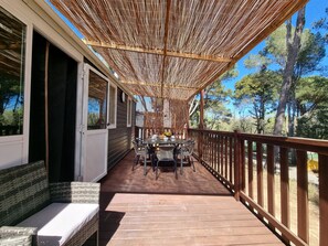 Outdoor dining - Nomad Infinity: Cozy and familiar bungalow (L'Escala)