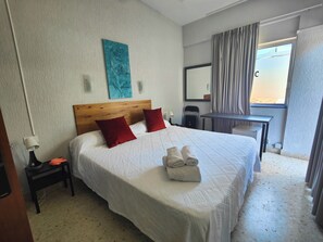 Memory-foam beds, desk, laptop workspace, blackout curtains - Hotel Don Candido (Puerto de la Cruz)