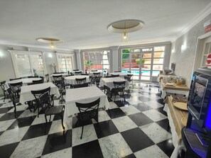 Dagelijks ontbijtbuffet (EUR 7.50 per persoon)