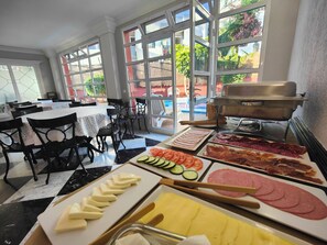 Petit déjeuner buffet (10 EUR par personne)