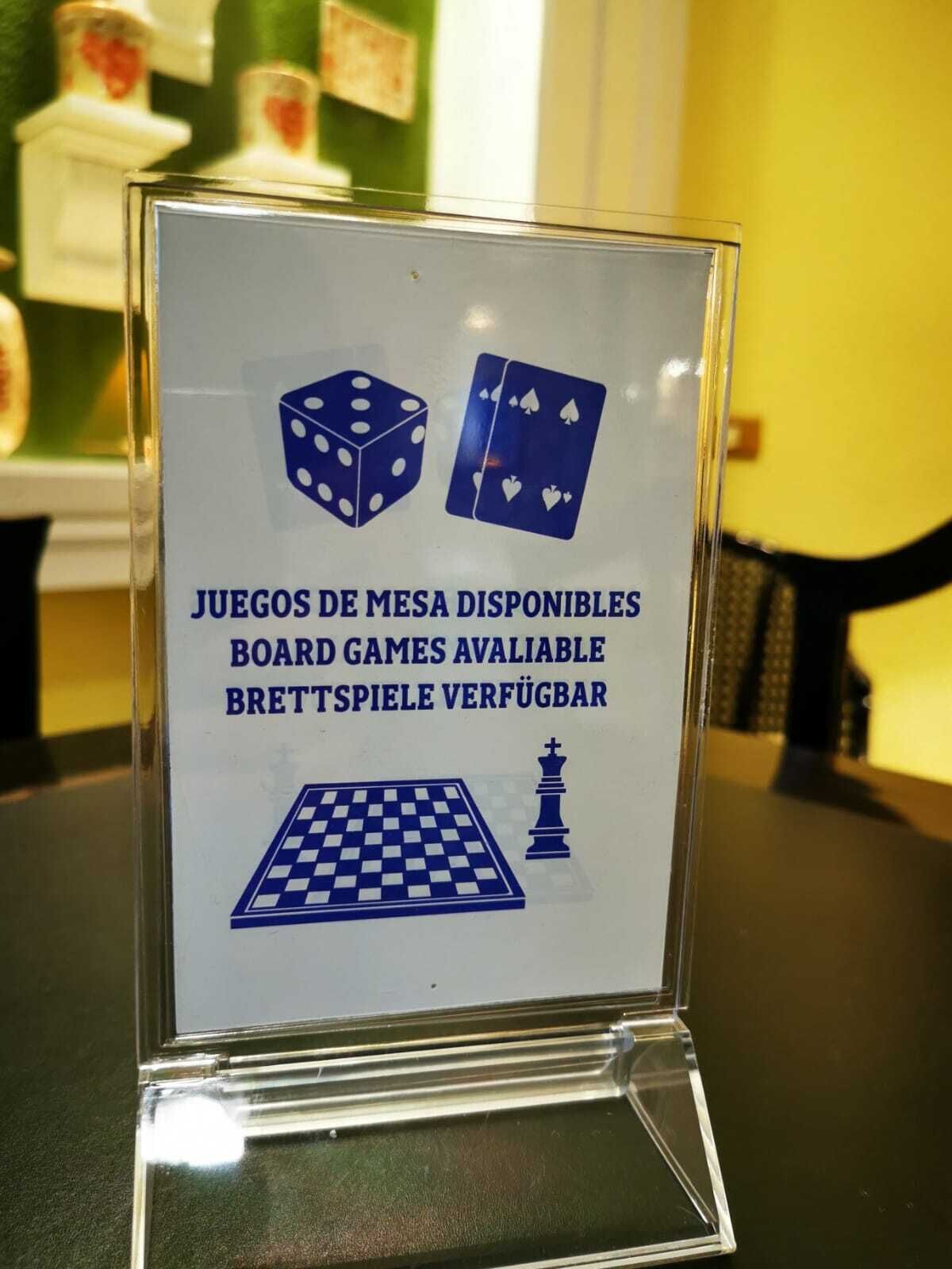 Un panneau indiquant que des jeux de société sont disponibles.