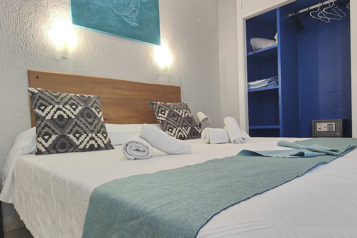 Bedden met traagschuimmatras, een bureau, een laptopwerkplek