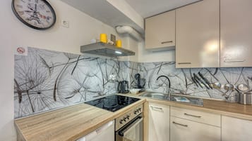Family Apartment, 1 Bedroom (Bumblebee Apartment with Garden) | Private kitchen | Fridge, oven, stovetop, dishwasher
