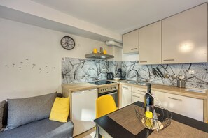 Family Apartment, Multiple Bedrooms (Bumblebee Apartment with Garden) | Private kitchen