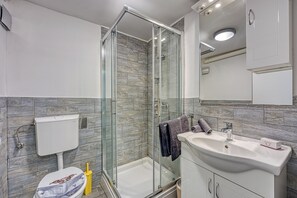 Dusche, Haartrockner, Handtücher, Seife