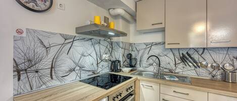 Fridge, oven, stovetop, dishwasher